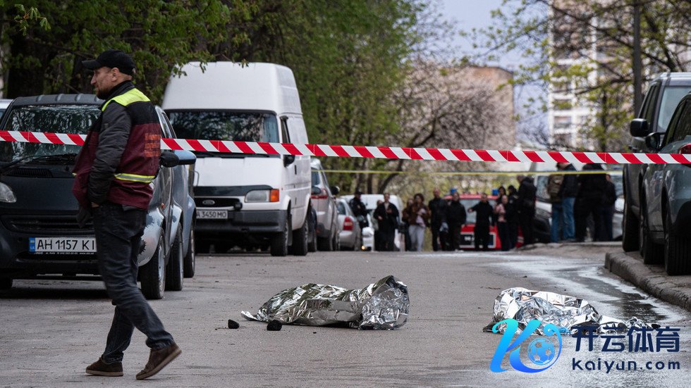 当地时间4月18日，乌克兰基辅又名男人开枪射击，形成6东说念主弃世、十余东说念主受伤。 RT